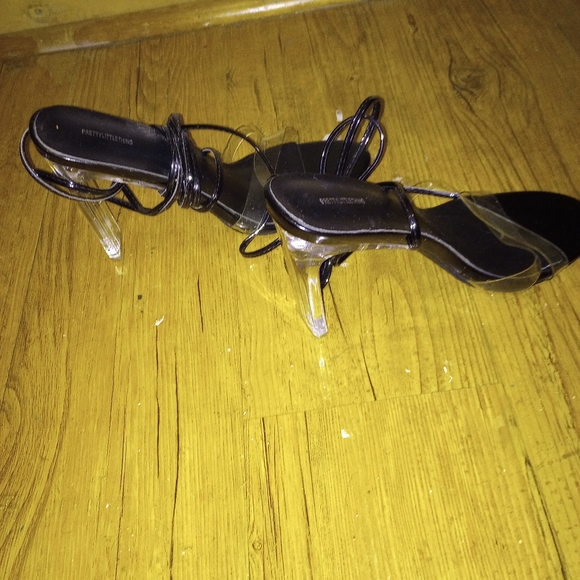 Pretty little things Sandals - Picture 3 of 3